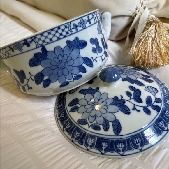 Vintage Blue and White Chinoiserie Decorative Bowl with Lid -Tureen Serving Dish - Picture 3 of 5